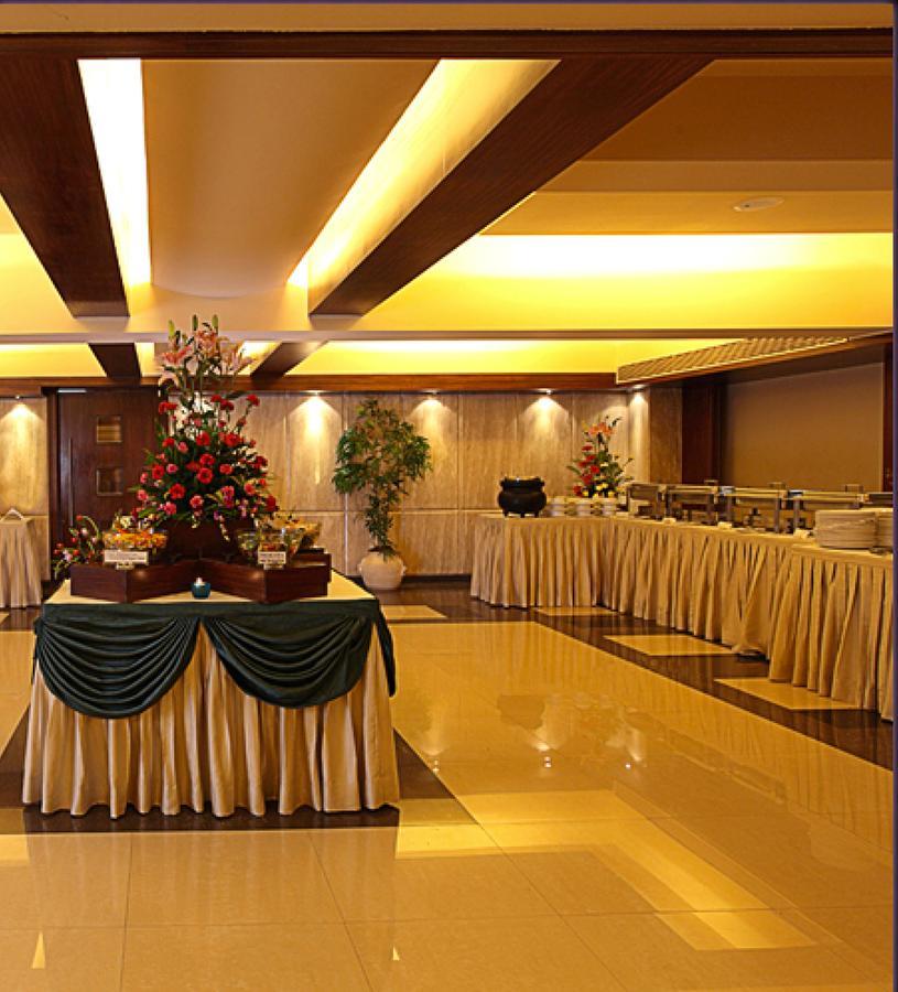The Royal Orchid Hotel, Chembur Mumbai  Buitenkant foto
