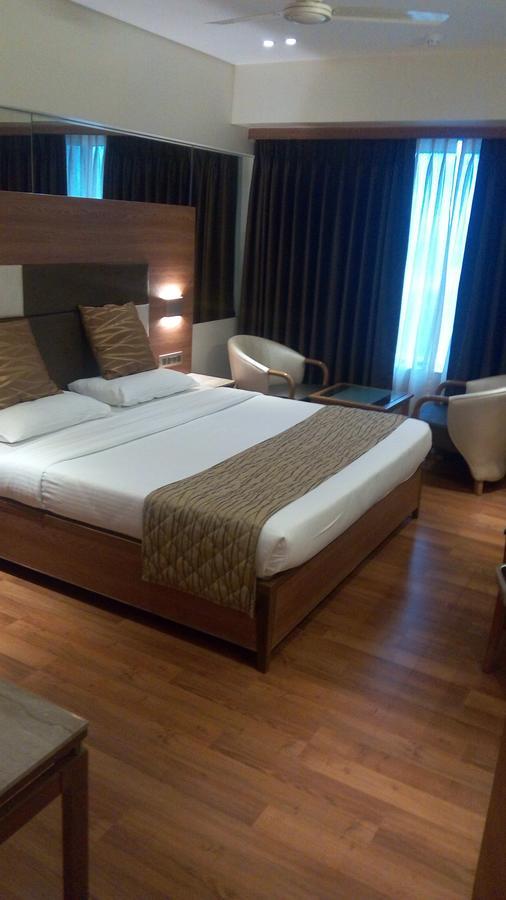 The Royal Orchid Hotel, Chembur Mumbai  Buitenkant foto