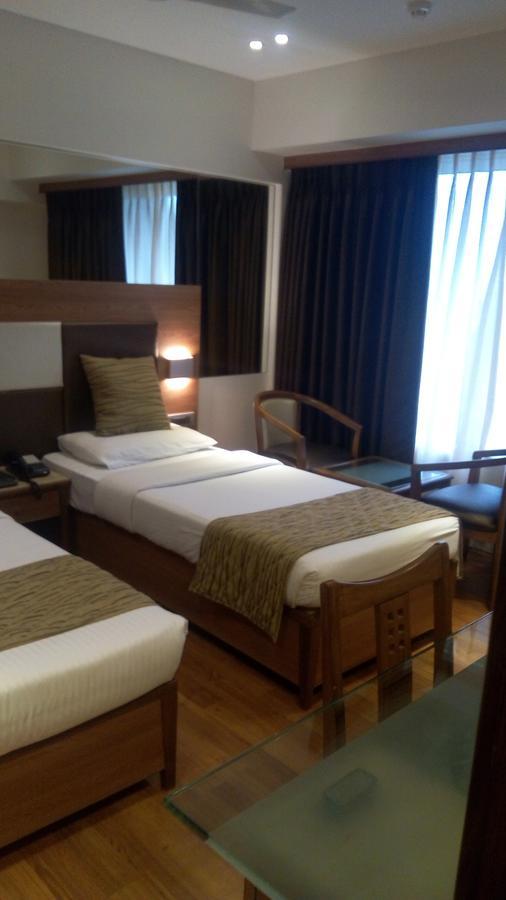 The Royal Orchid Hotel, Chembur Mumbai  Buitenkant foto