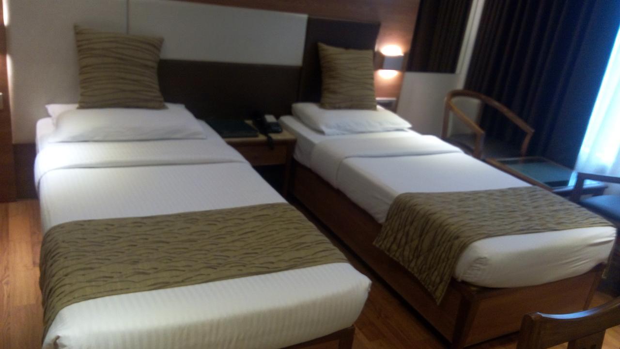 The Royal Orchid Hotel, Chembur Mumbai  Buitenkant foto